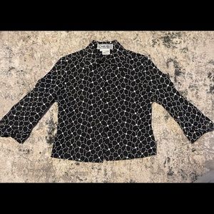 Carlisle black and white floral jacket . 😍😍